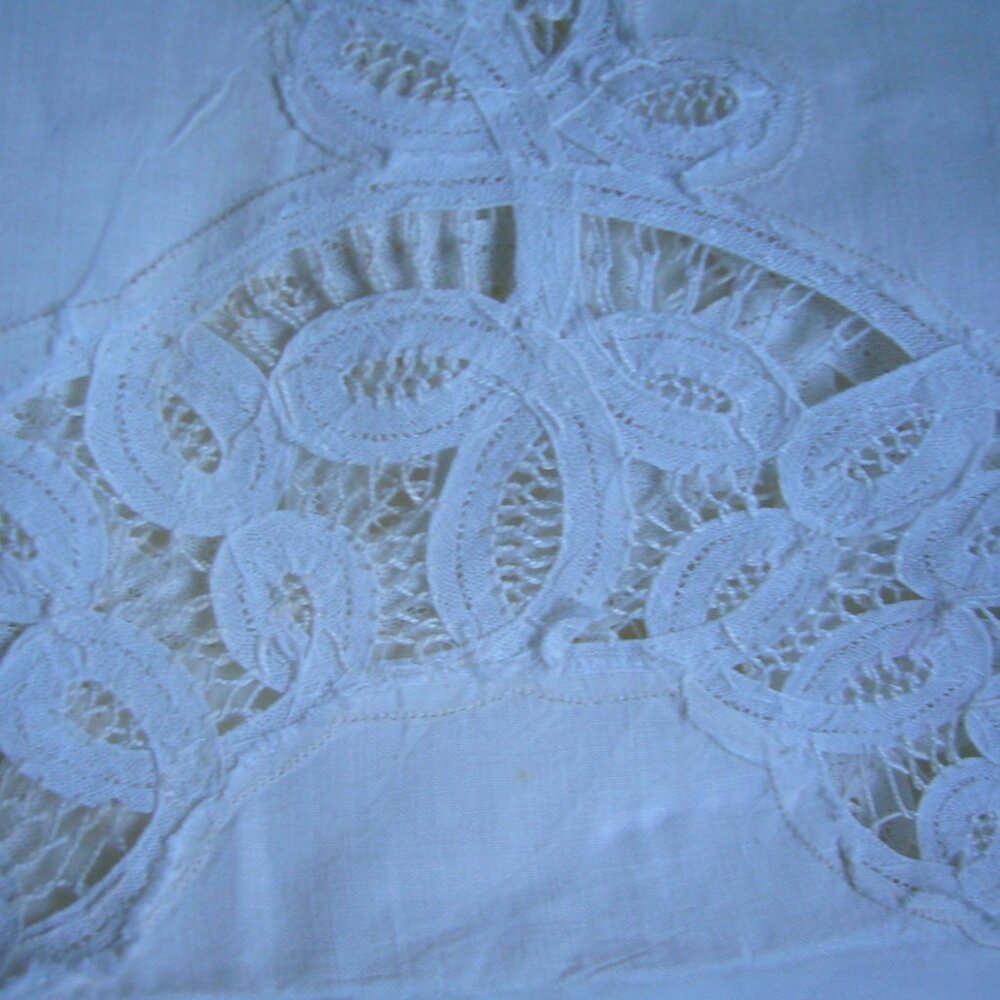 Vintage hand made lace and ecru linen tablecloth 86" x 80" - Picture 5 of 9